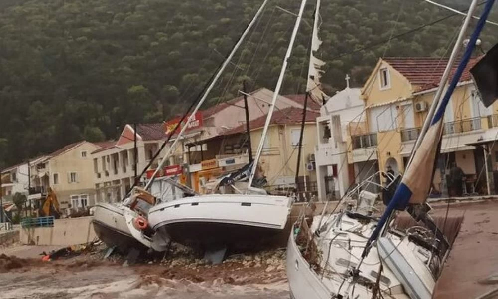 Συναγερμός στη Φθιώτιδα για εγκλωβισμένους σε σπίτια και αυτοκίνητα